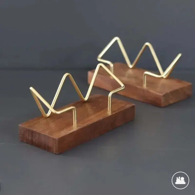 Visitenkartenbox aus Holz für Kartenaufbewahrung auf dem Büroschreibtisch