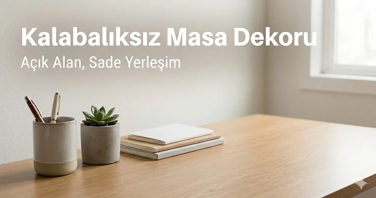 Yeterli boş çalışma alanı bırakılarak yerleştirilmiş kalabalıksız masa dekor aksesuarları